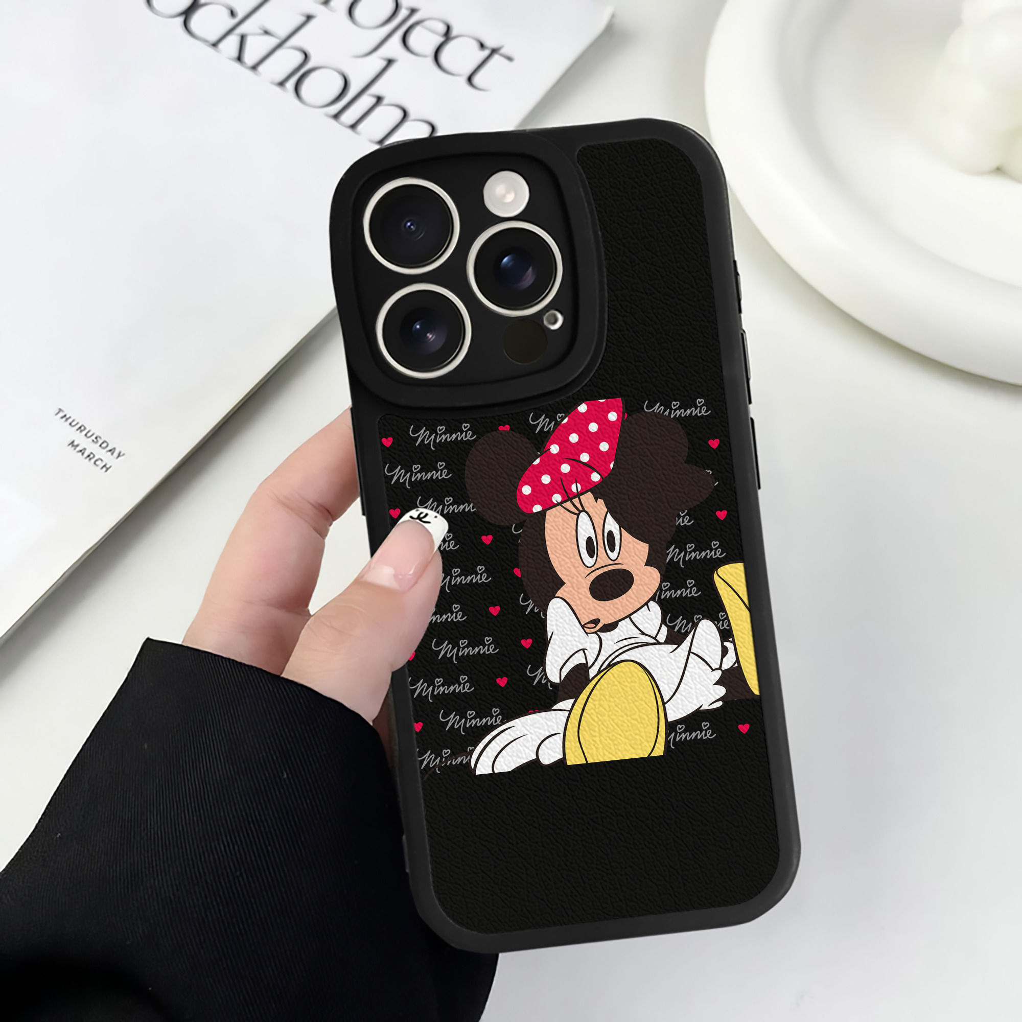 （画像用） ミッキーマウス Mickey Mouse 【iPhone 16シリーズ対応】シリコンスマホケース（レザー調） 材質：シリコン